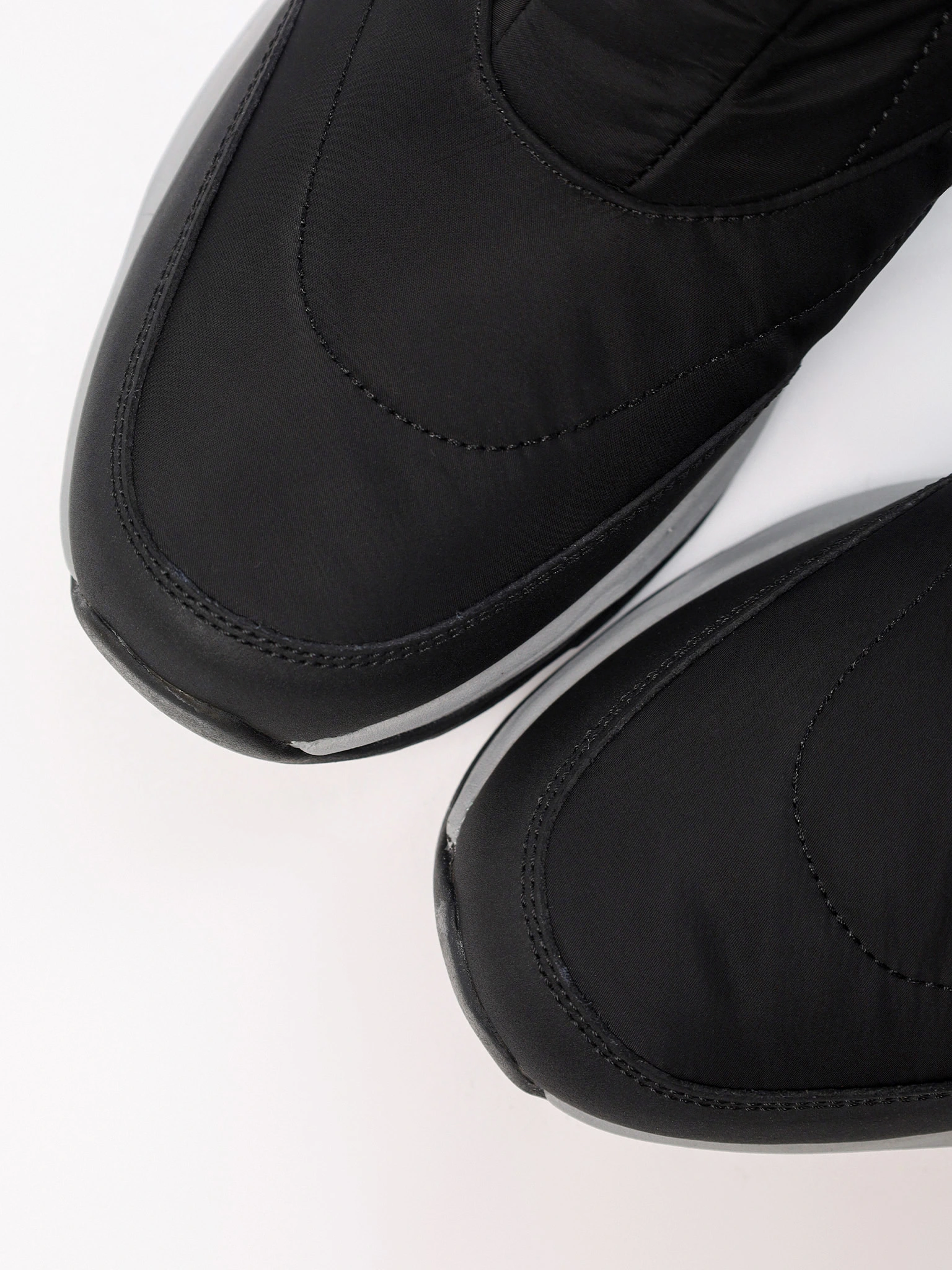 Дутики черного цвета на средней объемной подошве